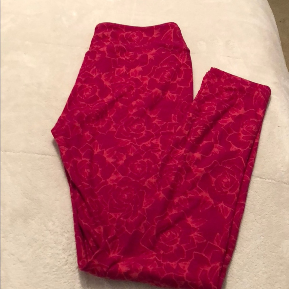 New LuLaRoe O/S leggings with roses on them